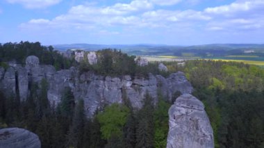Czech Cumhuriyeti Mary Rock View dağları doğa tepeleri bohem cenneti baharı 2023 Panorama genel bakış İHA 4k sinematik görüntüler.