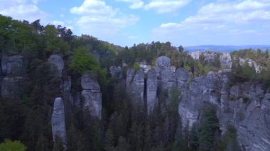 Czech Cumhuriyeti Mary Rock View dağları doğa tepeleri bohem cenneti baharı 2023 Ters İHA 4k uçuşu -- sinematik görüntüler.