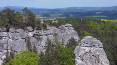 Czech Cumhuriyeti Mary Rock View dağları doğa tepeleri bohem cenneti baharı 2023 Panorama genel bakış İHA 4k sinematik görüntüler.