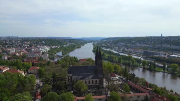 Prag Cumhuriyeti Lkbaharı 2023 Teki Kilise Mezarlığı Basilica Katedrali Soldaki — Stok video