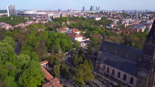Prag Cumhuriyeti Lkbaharı Ndaki Kilise Mezarlığı Basilica Katedrali 2023 Panorama — Stok video