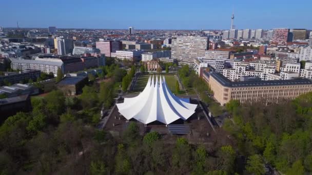 Berlino Tempodrom Bianco Tenda Tetto Edificio Cemento Quartiere Della Città — Video Stock