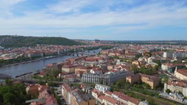 Şehir merkezi Prag Czech Cumhuriyeti baharı 2023 Panorama genel görünüşü insansız hava aracı 4k uhd sinematik görüntüler.
