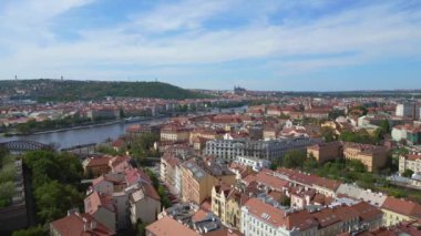 Şehir merkezi Prag Czech Cumhuriyeti baharı 2023 Panorama genel görünüşü insansız hava aracı 4k uhd sinematik görüntüler.