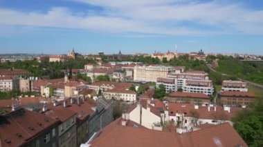 Şehir merkezi Prag Czech Cumhuriyeti baharı 2023. İHA 'yı ters çevirin. 4k uhd sinematik görüntü.