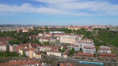 Şehir merkezi Prag Czech Cumhuriyeti baharı 2023 Panorama genel görünüşü insansız hava aracı 4k uhd sinematik görüntüler.