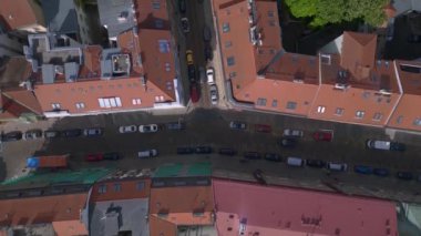 Şehir merkezi Prag Czech Cumhuriyeti baharı 2023 dikey kuş bakışı İHA 4k sinematik görüntü.