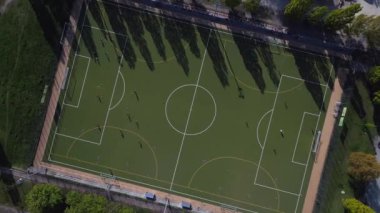 Berlin City bölgesindeki futbol sahası Kreuzberg Almanya baharı 2023 dikey kuş bakışı İHA 4k -- sinematik görüntü.