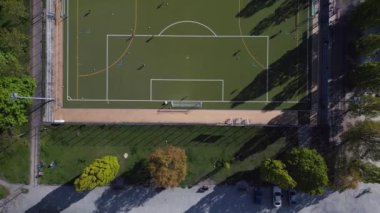 Berlin City bölgesindeki futbol sahası Kreuzberg Almanya baharı 2023 dikey kuş bakışı İHA 4k -- sinematik görüntü.