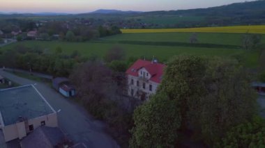Çiftlik Evi, Czech Cumhuriyeti köy arazileri, 2023 baharında günbatımı panorama yörüngesi insansız hava aracı 4k -- sinematik görüntüler.