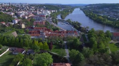 Hill Czech Cumhuriyet baharı 2023 'teki şehir Prag' ı. İHA 4k 'lık geniş yörünge görüntüsü sinematik görüntüler..