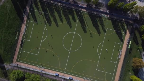 Ποδόσφαιρο Γήπεδο Ποδοσφαίρου Στην Περιοχή Της Πόλης Του Βερολίνου Kreuzberg — Αρχείο Βίντεο