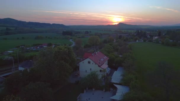 Bauernhaus Dörfliche Felder Tschechische Republik Sonnenuntergang Frühling 2023 Überflug Drohne — Stockvideo