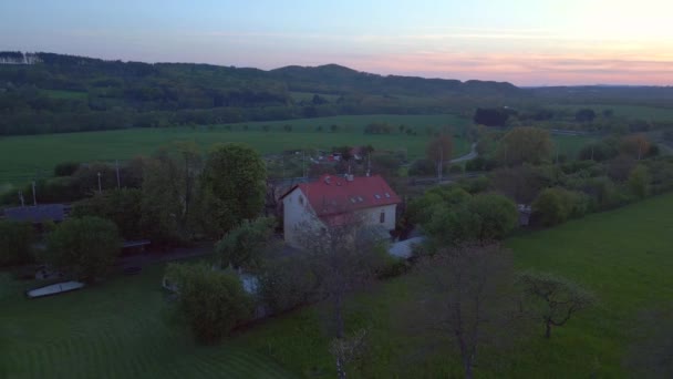 Farm House Πεδία Χωριό Τσεχία Άνοιξη 2023 Κηφήνας Τροχιά Πανόραμα — Αρχείο Βίντεο