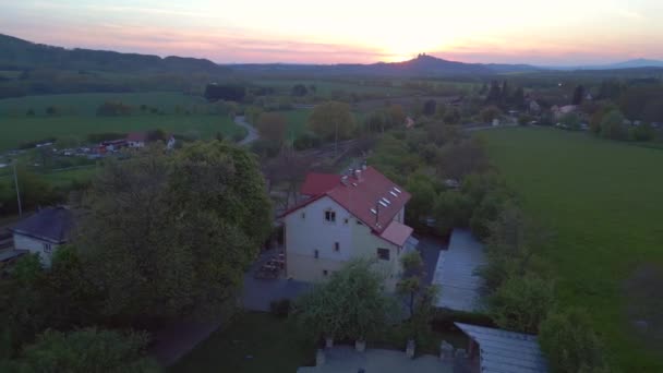 ファームハウス 村のフィールドチェコ共和国 日没の春20 広い軌道の概要ドローン4K Uhdシネマティック映像 — ストック動画