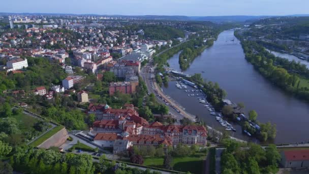 Городская Прага Холме Чехия Весной 2023 Панорамный Обзор Дрона Uhd — стоковое видео