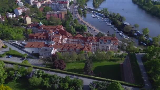 Miasto Praga Wzgórzu Czechy Wiosna 2023 Latać Odwrócony Dron Uhd — Wideo stockowe