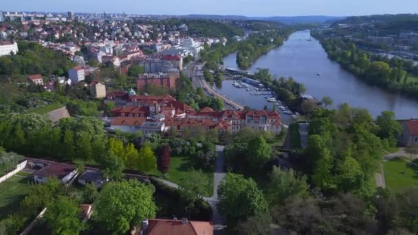 Miasto Praga Wzgórzu Czechy Wiosna 2023 Przelot Nad Dronem Uhd — Wideo stockowe