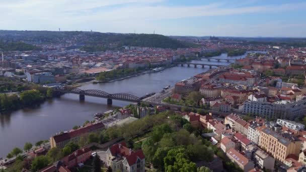 Городская Прага Холме Чехия Весной 2023 Панорамный Обзор Дрона Uhd — стоковое видео
