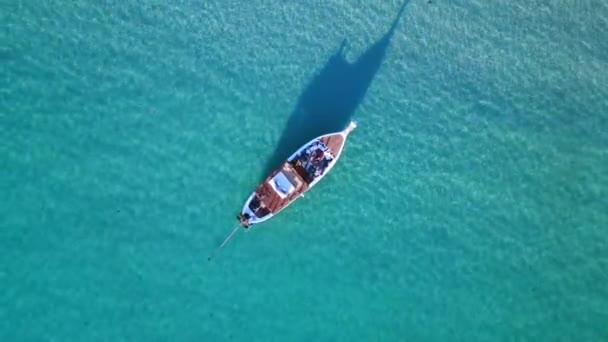 泰国海湾泻湖海滩上的泰国长尾船2022年夏 垂直鸟瞰无人机4K Uhd电影胶片 — 图库视频影像