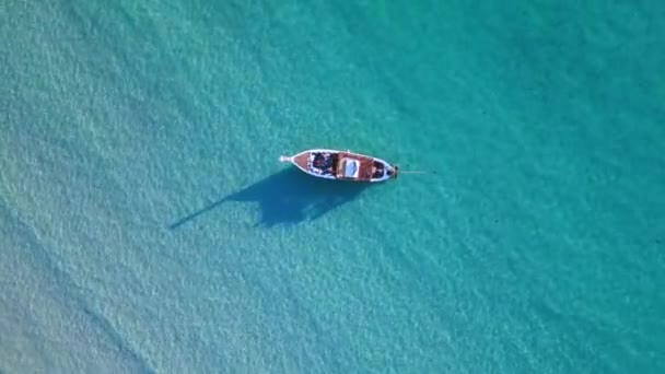 Kutタイのロングテールボートでベイラグーンビーチ タイ夏2022 垂直鳥の目のビュードローン4K Hudシネマティックフッテージ — ストック動画