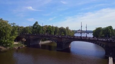 Tuna nehri kenti Prag Czech cumhuriyet köprüsündeki tarihi binalar 2023 baharı. Hız rampası Hiperlapse hareketli zaman aşımı 4k uhd sinematik görüntüler..