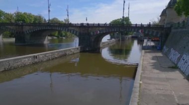 2023 ilkbaharında Tuna nehri kenti Prag cumhuriyet köprüsündeki tarihi binalar. 4k uhd sinematik çekim.