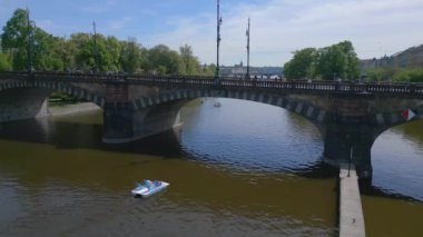 Tuna nehri kenti Prag Czech cumhuriyet köprüsü baharı 2023 panorama genel bakış 4k insansız hava aracı 4k -- sinematik görüntüler.