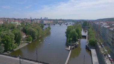 Tuna nehri kenti Prag Czech cumhuriyet köprüsü baharı 2023 panorama genel bakış 4k insansız hava aracı 4k -- sinematik görüntüler.