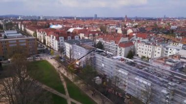 Berlin City İnşaat, sarı kule vinci olan bir ev üzerinde çalışıyor. İHA 4k alçalıyor. Sinematik görüntüler..