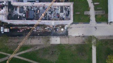 Berlin City İnşaat, sarı kule vinci olan bir ev üzerinde çalışıyor. dikey kuşların bakış açısı drone 4k uhd sinematik görüntüler.