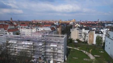 Berlin City İnşaat, sarı kule vinci olan bir ev üzerinde çalışıyor. 4k İHA 'yı çekin. Sinematik görüntüler..
