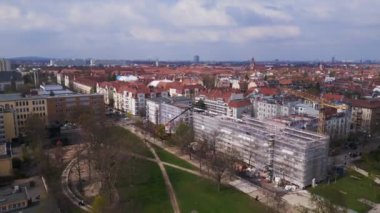 Berlin City İnşaat, sarı kule vinci olan bir ev üzerinde çalışıyor. Panorama genel bakış İHA 4k Sinematik görüntüler.
