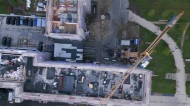 Berlin City İnşaat, sarı kule vinci olan bir ev üzerinde çalışıyor. dikey kuşların bakış açısı drone 4k uhd sinematik görüntüler.