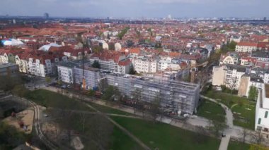 Berlin City İnşaat, sarı kule vinci olan bir ev üzerinde çalışıyor. İHA 4k alçalıyor. Sinematik görüntüler..