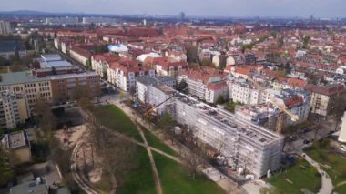 Berlin City İnşaat, sarı kule vinci olan bir ev üzerinde çalışıyor. Panorama genel bakış İHA 4k Sinematik görüntüler.