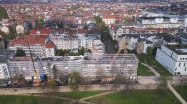 Berlin City İnşaat, sarı kule vinci olan bir ev üzerinde çalışıyor. Panorama yörünge drone 4k Sinematik görüntüler.