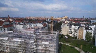 Berlin City İnşaat, sarı kule vinci olan bir ev üzerinde çalışıyor. 4k ters uçakla uçun. Sinematik görüntüler..