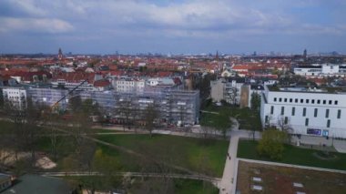 Berlin City İnşaat, sarı kule vinci olan bir ev üzerinde çalışıyor. Panorama genel bakış İHA 4k Sinematik görüntüler.