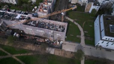 Berlin City İnşaat, sarı kule vinci olan bir ev üzerinde çalışıyor. Yukarıdan aşağıya İHA görünümü k uhd sinematik görüntüler.