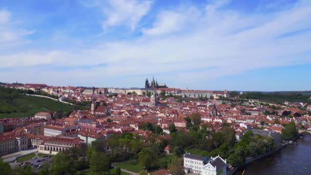 Исторические Здания Реке Дунай Города Прага Чешской Республики Мост Весной — стоковое видео