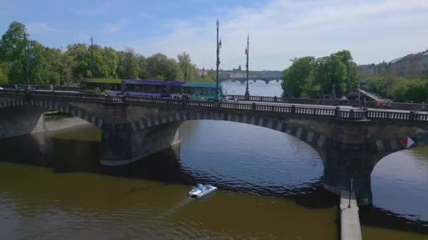 ドナウ川都市の歴史的建造物は 2023年春にチェコ共和国の橋を誇ります Uhdシネマティック映像 — ストック動画