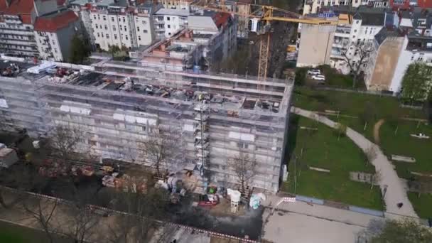 Berlin City Construction Work House Yellow Tower Crane Висхідний Дрон — стокове відео