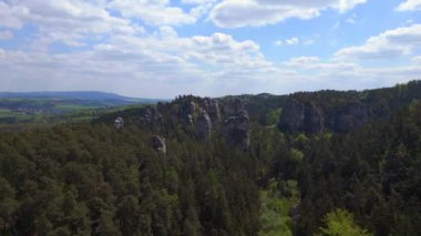 Bohem Cennet Tepesi Ormanı, Czech Cumhuriyeti 'ni sallıyor, 2023 ilkbaharında, İHA' nın uçuş sırasında 4k... sinematik görüntüler..