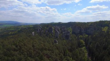 bohem cennet tepe ormanı czech cumhuriyetini sallıyor, 2023 baharında panorama 4k insansız hava aracı 4k -- sinematik görüntü.
