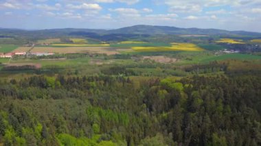 Bohem Cennet Tepesi Ormanı, Czech Cumhuriyeti 'ni sallıyor, 2023 baharında sağdaki drone 4k' ye dönüyor. Sinematik görüntüler..