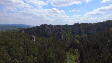 bohem cennet tepe ormanı czech cumhuriyetini sallıyor, 2023 baharında panorama 4k insansız hava aracı 4k -- sinematik görüntü.