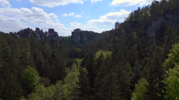 Bohemian Paradise Hill Forest Rocks República Checa Primavera 2023 Dron — Vídeos de Stock
