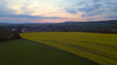 Bohem cennet tepeleri. 2023 baharında, Czech köyü Libun 'da hava aracı 4k... sinematik görüntüler..