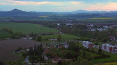 Bohem cennet tepeleri. 2023 ilkbaharında, Czech köyü Libun. İHA 4K 'dan iniyor. Sinema görüntüsü..